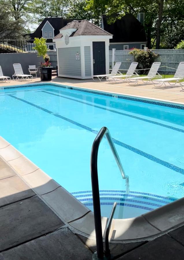 Getaway Villa- 3 Mins To Mohegan- Fully Stocked With Two Full Beds & Fireplace- Jacuzzi, Saltwater Pools, Sauna Norwich Eksteriør bilde